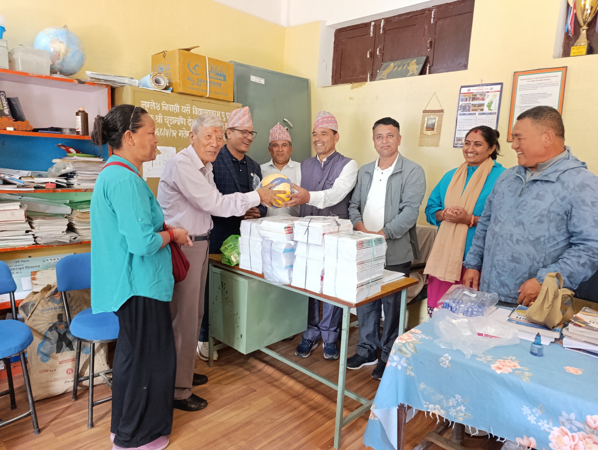 जन्मदिनमा खेलकुद तथा शैक्षिक सामग्री हस्तान्तरण